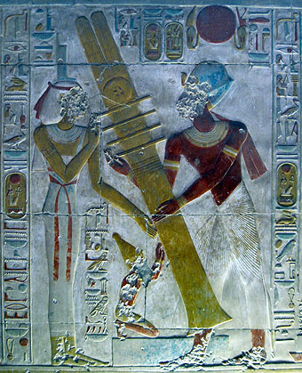 Koning Seti I (1323 - 1279 v. Chr) 
stelt de Djed-pilaar op voor de godin Isis.
Reliëf, dodentempel van Seti I, Abydos
Oltau 2011 commons.wikimedia