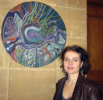 De visionaire wereld van Isabelle Staehle. 
De kunstenares naast een van haar mandala's op 
haar tentoonstelling 'Expo 2008'. 
L’union L’Ardennais.
