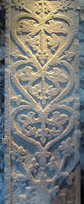 Liljesten	
Steen, 11e eeuw	
Husaby kerk, Götene, Sweden	
Rotatebot 2014 wikipedia.org