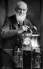 Sir William Thomson, of Lord Kelvin, 1824 - 1907
Omstreeks 1900 met Thomson-peiltoestel en standaardkompas
Quibik 2010 wikipedia.org