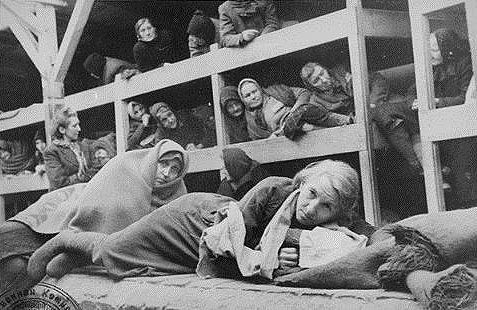 Frauen in einer Häftlingsbaracke
kurz nach der Befreiung durch Sowjetische Streitkräfte
Auschwitz, Polen, 1945
National Archives and Records Administration
College Park, Maryland
Holocaust Encyclopedia