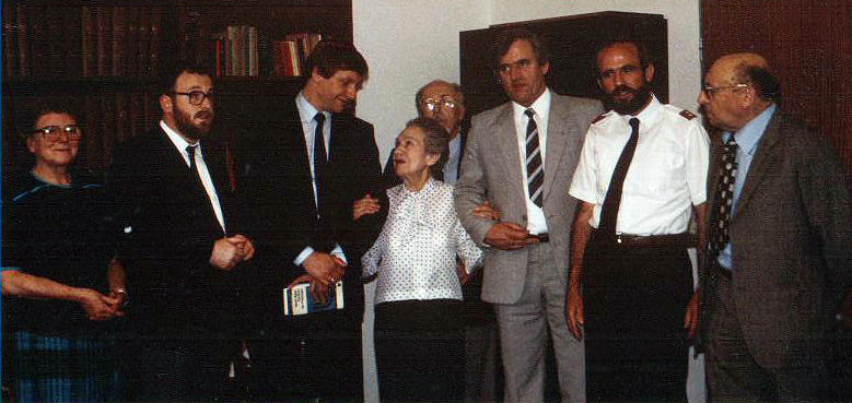 Im Büro des Oberrabbiners v. l. n. r.: 
Frau Prof. Kohn-Feuermann, 
Oberrabbiner Dr. Paul Chaim Eisenberg, 
Franz Kalab, Lucie Begov, IKG-Vorsteher Paul Groß, 
Vorsitzender der Wr. Ev. Allianz Pastor Horst Fischer, 
Heilsarmee Offizier Urs Meiner, Autor Alexander Ronai.
Foto: 25. Juni 1986 Eeva Huber Huber.