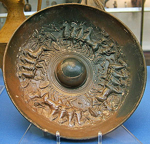 Campanian ‘omphalus' (Greek for ‘navel') libation bowl with in it horse-drawn carriages and deities in relief. Black-glazed ware, 4th - 2nd century BC. Calvi Risorta, Italy. British Museum, London. Bildquelle: AgTigress 2010 commons.wikimedia