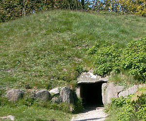 De megalitische ingang tot het ganggraf 'Denghoog' 
(Sylter Friesisch voor 'Ding-heuvel) ligt onder aan 
een grashelling en lijkt op wat ik droomde. 
Ongeveer 3000 v. Chr.
Wenningstedt, Sylt, Sleeswijk-Holstein, Duitsland
MGA73 2009 commons.wikimedia