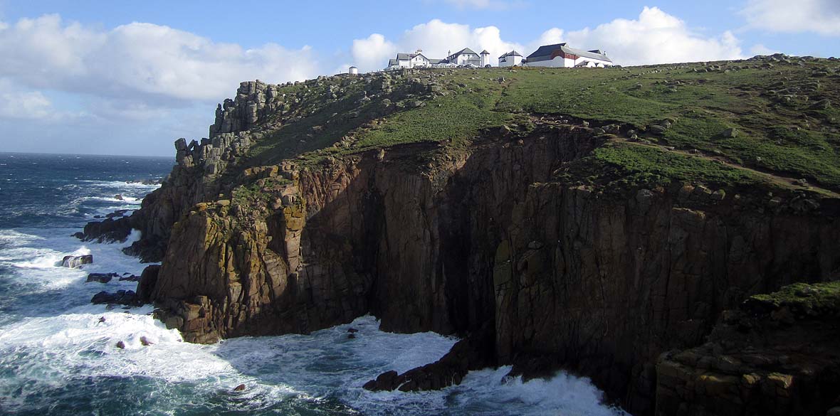 Die hoch aus dem Meer aufragende Halbinsel 'Land’s End', 
Englisch für 'Landesende', Kornisch 'Penn an Wlas' oder 'Sen Senan'. 
Westlichster Punkt von Cornwall und England. 
ChristiaanPR 2013 commons.wikimedia