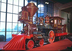 Der rote 'Schienenräumer', oder sogenannter 'Kuhfänger', 
vorne an einer sogenannten 'Wild-West'-Dampflokomotive 
schob hinderliche Rinder vom Geleise. Baujahr 1863. 
Bildquelle: www.parks.ca.gov. Magnus Manske 2008 commons.wikimedia