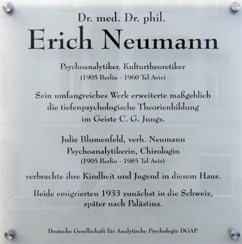 Plaque in de Pariser Strasse in Berlijn:
'Dr. med. Dr. phil.
Erich Neumann
Psychoanalytiker, Kulturtheoretiker
(1905 Berlin - 1960 Tel Aviv)
Sein umfangreiches Werk erweiterte maßgeblich
die tiefenpsychologische Theoriebildung
im Geiste C. G. Jungs.
Julie Blumfeld, verh. Neumann
Psychoanalytikerin, Chirologin
(1905 Berlin - 1985 Tel Aviv)
verbrachte ihre Kindheit und Jugend in diesem Haus.
Beide emigrierten 1933 zunächst in die Schweiz,
später nach Palästina.
Deutsche Gesellschaft für Analytische Psychologie DGAP' Plaque in de Pariser Strasse in Berlijn:
'Dr. med. Dr. phil.
Erich Neumann
Psychoanalytiker, Kulturtheoretiker
(1905 Berlin - 1960 Tel Aviv)
Sein umfangreiches Werk erweiterte maßgeblich
die tiefenpsychologische Theoriebildung
im Geiste C. G. Jungs.
Julie Blumfeld, verh. Neumann
Psychoanalytikerin, Chirologin
(1905 Berlin - 1985 Tel Aviv)
verbrachte ihre Kindheit und Jugend in diesem Haus.
Beide emigrierten 1933 zunächst in die Schweiz,
später nach Palästina.
Deutsche Gesellschaft für Analytische Psychologie DGAP'