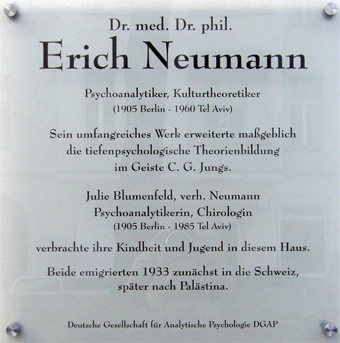 Plaque in de Pariser Strasse in Berlijn:

'Dr. med. Dr. phil.
Erich Neumann
Psychoanalytiker, Kulturtheoretiker
(1905 Berlin - 1960 Tel Aviv)
Sein umfangreiches Werk erweiterte maßgeblich
die tiefenpsychologische Theoriebildung
im Geiste C. G. Jungs.

Julie Blumfeld, verh. Neumann
Psychoanalytikerin, Chirologin
(1905 Berlin - 1985 Tel Aviv)
verbrachte ihre Kindheit und Jugend in diesem Haus.

Beide emigrierten 1933 zunächst in die Schweiz,
später nach Palästina.

Deutsche Gesellschaft für Analytische Psychologie DGAP'