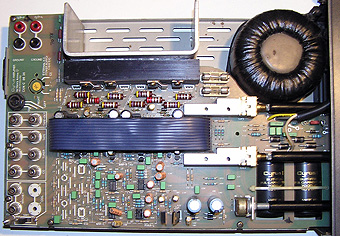 Mission Cyrus 1 Hi Fi 
Integrated audio amplifier, 1984
Een audioversterker versterkt het zwakke signaal 
van een microfoon, CD of gitaar 
om het via een luidspreker hoorbaar te maken. 
‘Hi Fi’ - High Fidelity off hifi - staat voor 
zeer betrouwbare geluidsweergave.
Yves-Laurent 2006 wikipedia.org