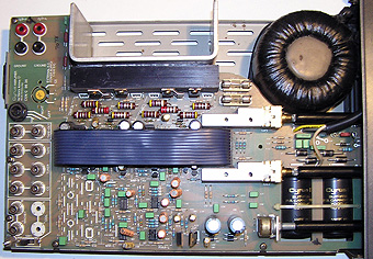 Mission Cyrus 1 Hi Fi
Integrated audio amplifier, 1984
Een audioversterker versterkt het zwakke signaal
van een microfoon, CD of gitaar
om het via een luidspreker hoorbaar te maken.
‘Hi Fi’ - High Fidelity off hifi - staat voor
zeer betrouwbare geluidsweergave.
Yves-Laurent 2006 wikipedia.org