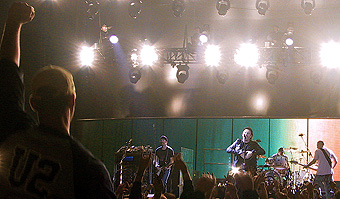 U2, Kansas City, 28 november 2001 
FlickrLickr 2005 commons.wikimedia