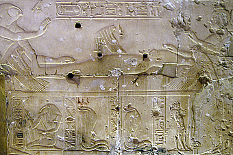 Isis copuleert als havik levensenergie 
in de dode Osiris en ontvangt Horus.
Relief, tempel van Sethos I., Abydos, Egypte.
Oltau 2011 commons.wikimedia