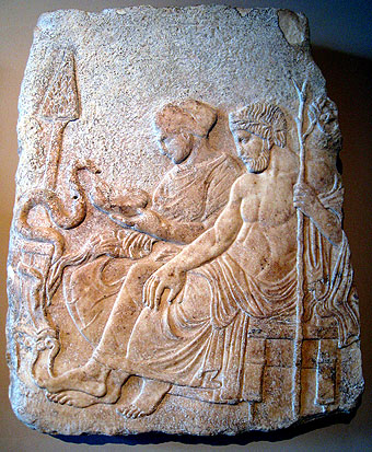 Asclepius< en zijn dochter Hygieia 
Marmeren reliëf, Therme, Griekenland 
einde van de 5e eeuw voor Christus 
Istanbul Archeologisch Museum.
Prioryman 2010 wikipedia.org