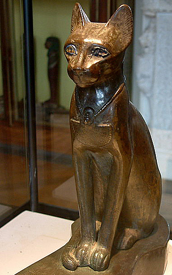 Bastet als kat.
Brons en gesmolten glas, 42 × 13 cm,
Oudegyptisch, Louvre.
Borislav 2005 commons.wikimedia