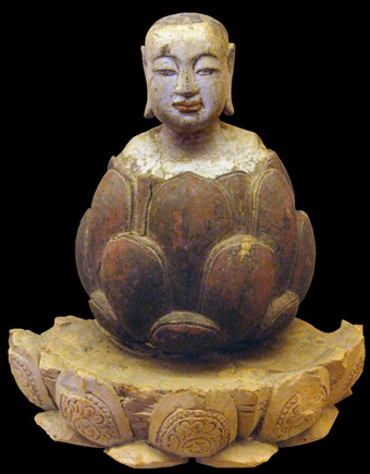 De jonge Boeddha verreist uit de lotus 
Karmozijn en verguld hout 
Trần-Ho dynastie, 14e - 15e eeuw 
Standbeeld voor de eredienst. 
National Museum of Vietnamese History, Hanoi
Jbarta 2011 wikipedia.org