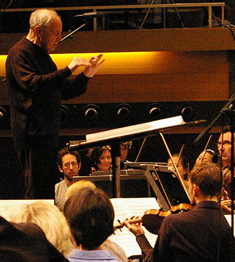 Pierre Boulez, *1925, 
dirigeert Figures, generale repetitie 
openingsconcert Donaueschinger Muziekdagen, 
17 oktober 2008, met het 
SWR synfonieorkest Baden-Baden en Freiburg. 
Sonja2 2008 wikiquote.org