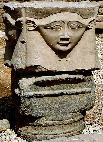 Zuilenkapiteel met vier gezichten 
van Hathor met koe-oren.
Tempel van Hathor, Dendera.
Merlin-UK 2007 wikipedia.org