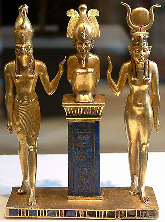 Van rechts naar links: 
Isis, Osiris en Horus.
Pendant, koning Osorkon II, 874 - 850 v. Chr.
Goud, lapis-lazuli en glas, 18 x 7 cm.
Louvre, Afdeling voor Egyptische Oudheid.
Borislav 2005 wikipedia.org