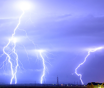 Energieomzetting.
Een typisch blikseminslag zet 500 megajoule 
potentiële elektrische energie om in dezelfde 
hoeveelheid energie in andere vormen, vooral 
licht-, geluids- en thermische energie.
Oradea, Roemenië 2005. Diego pmc 2008 commons.wikimedia