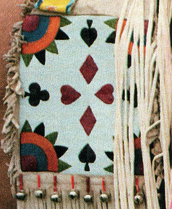 Het Indianen-meisje Destiny Buck
van de Wanapum-stam, Oregon, 
siert haar merrie onder meer 
met de symbolen van het kaartspel 
en zet Ruiten tegenover Schoppen