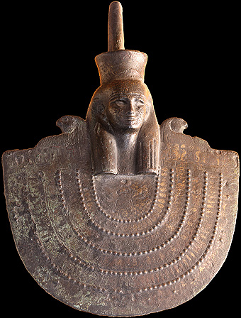Neith als schild. 
Vergulde brons, 664 - 525 v. Chr, 
Musée des beaux-arts, Lyon.
Rama 2011 wikipedia.org