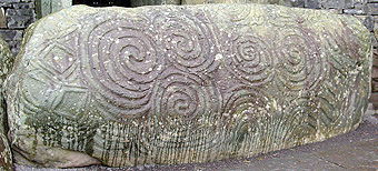 ‘Entrancestone’, Ingangssteen tot ganggraaf
Neolithicum, 3.200 v. Chr. 
Drievoudig spiraalmotief en zigzagvormen
900 jaar ouder dan Stonehenge
600 jaar ouder dan de piramides van Gizeh, Egypte
Newgrange,  Brú na Bóinne, County Meath, Ierland. Kalab 2008