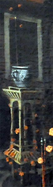 De linker en rechter piëdestal zijn symmetrisch.
Zij dragen een kruik met aarde en een bloeiende bloem.
Detail. Kalab 2013