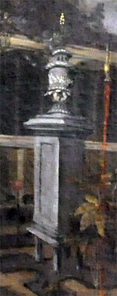 De centrale piëdestal is massief. 
Het draagt een hoge vaas met aarde en een bloeiende bloem.
Detail. Kalab 2013