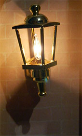 Poppenhuisverlichting.
Klein lantaarntje naast de ingang 
van het popehuis van mijn dochter.
Kalab 2003 Baarn