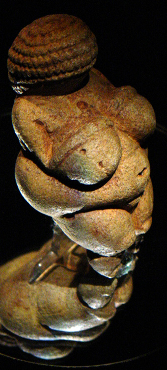 ‘Venus’ van Willendorf’.
Naam omstreden, mogelijk van ‘venusheuvel’,
‘mons veneris’ of ‘mons pubis’.
Oöliet Kalksteen en rode oker, 10.8 cm hoog,
Paleolithicum, 28.000 – 25.000 v. Chr. 
Ontdekt 1908 onder leiding van archeoloog 
Josef Szombathy, 1853 – 1943, bij Willendorf. 
Naturhistorisches Museum, Wenen, Oostenrijk.
Vergelijkbare figuren werden gevonden in 
Duitsland, Frankrijk, Italië, Oostenrijk, Rusland, 
Slovakije, Tsjechië en Zwitserland. 
O. J. M. M. Langemeijer 2005