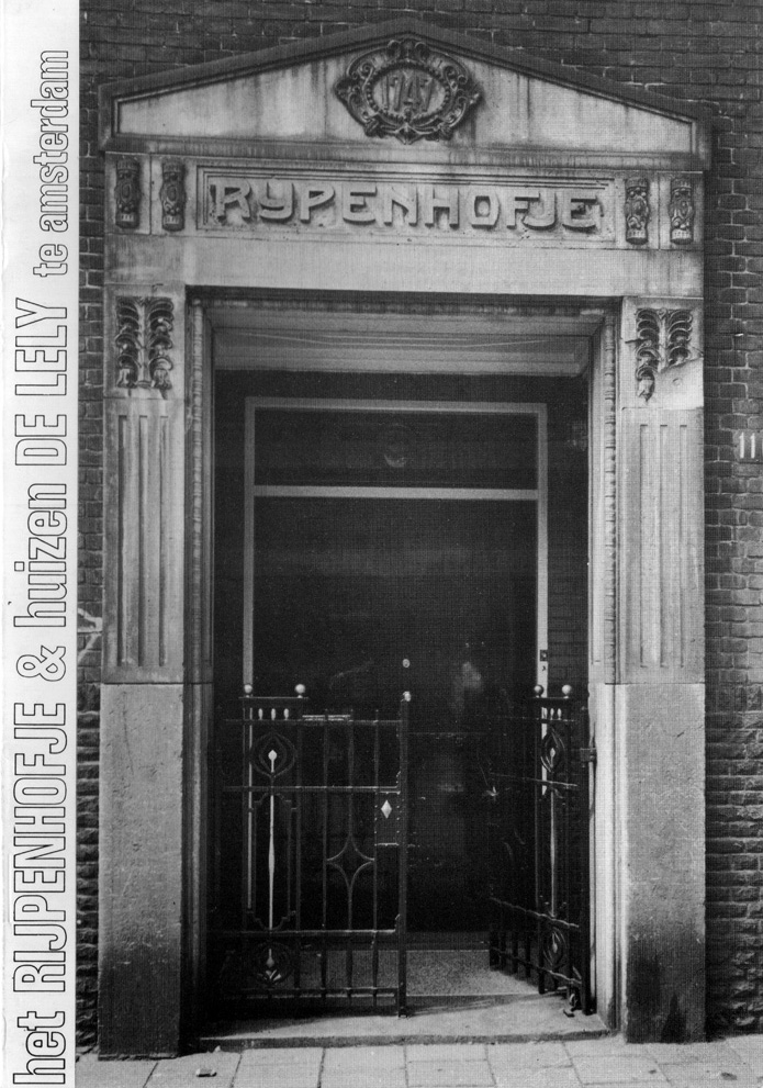 Foto omslag: De ingang van het Rijpenhofje aan de Rozengracht
omstreeks 1980. Foto omslag:
De ingang van het Rijpenhofje aan de Rozengracht
omstreeks 1980.