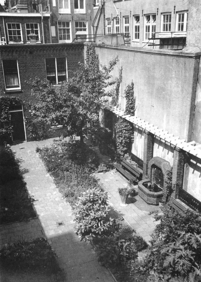 De tuin met de fontein,
gezien vanaf de tweede verdieping. De tuin met de fontein,
gezien vanaf de tweede verdieping.