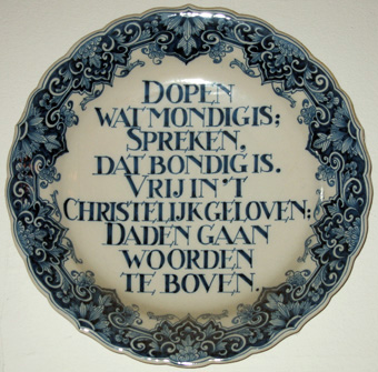 'Dopen wat mondig is;
Spreken dat bondig is.
Vrij in ’t christelijke geloven;
Daden gaan woorden te boven.'
Delfts Blauw in de Regentenkamer
Kalab 2013