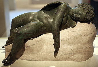 Slapende Eros, 3e eeuw v. - 1e eeuw n. Chr. 
Grieks of Romeins, brons, lengte 85 cm. 
Metropolitan, New York, Rogers Fonds. 
Bot Kaldari 2010 commons.wikimedia