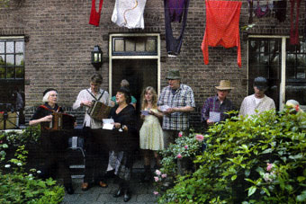 Hofbewoners en studentenbeheerders
vierden met trekzak en zang. Foto: Rogier Steyvers