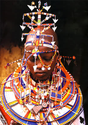 'Versierde Masaï' bruid, Kenia
Haar huwelijksversiering bestaat uit een kleurrijk hoofdstuk 
en een nog kleurrijker kraag, ‘inkarewa’, helemaal zelf vervaardigt 
om de eigen vaardigheden te laten zien. 
Andere vrouwen maken de rode trouwjurk. 
Het rode poeder van haar make-up beschermt de bruid tegen kwaad.
becomingthebride.com, i38.tinypic.com