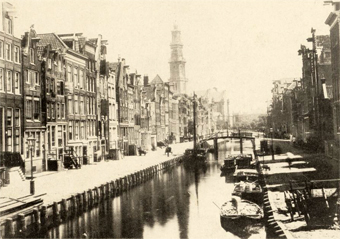 De Rozengracht vóór de demping, ca. 1880. 
Gezien richting Westerkerk. 
Lichtdruk J M Schalekamp, Buiksloot<br>Archief Rijpenhofje, 
stadsarchief.amsterdam