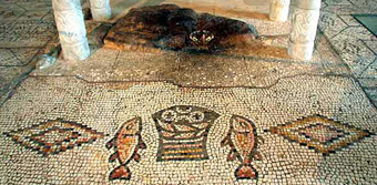 Vissen in vloermozaïek.
Kerk van de wonderbaarlijke 
brood. en visvermenigvuldiging.
Tabgha, Kinneret, Galilea.
Yael Alef 2007